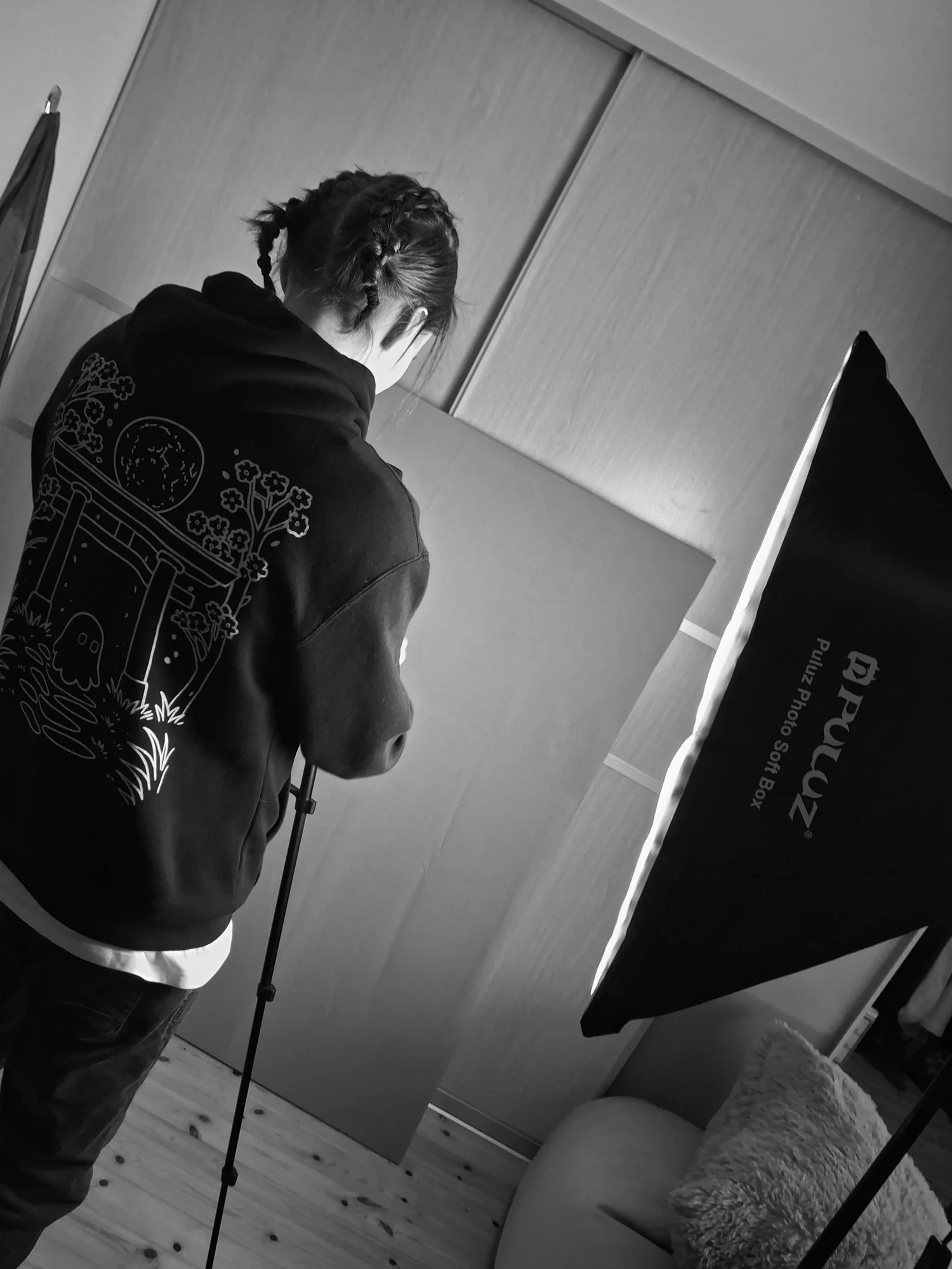 Uku pildistamas fotostuudios, mustvalge foto
